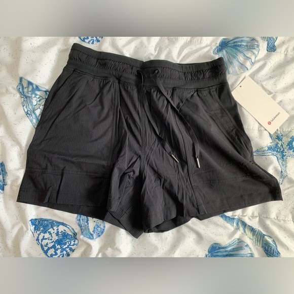 lululemon athletica Black Dance Studio High Rise Shorts Size 6 NWT - Picture 3 of 10